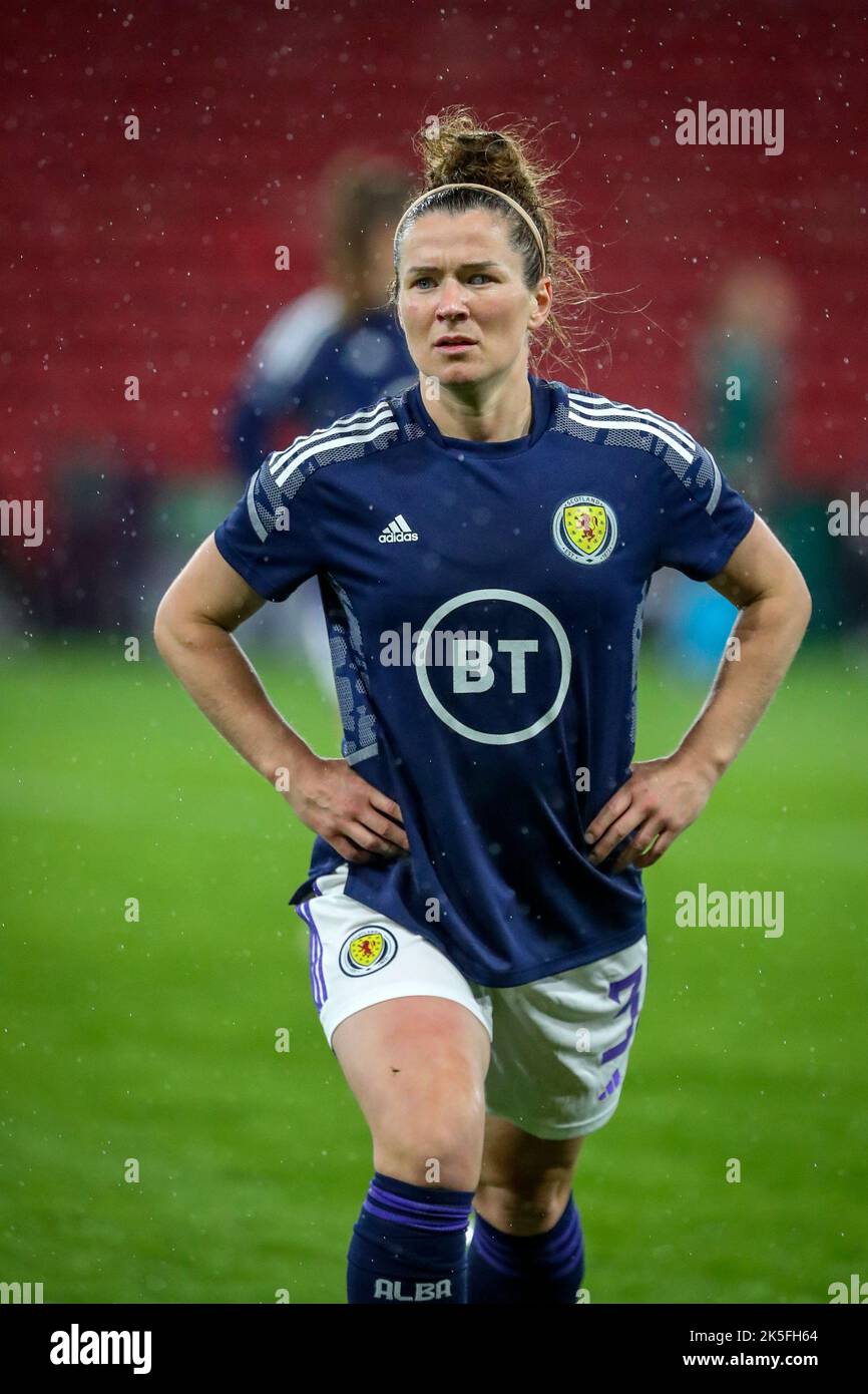 Emma Mitchell, eine schottische internationale Fußballspielerin, während eines Aufwärm- und Trainingseintrainings im Hampden Park, Glasgow, Schottland, Großbritannien Stockfoto