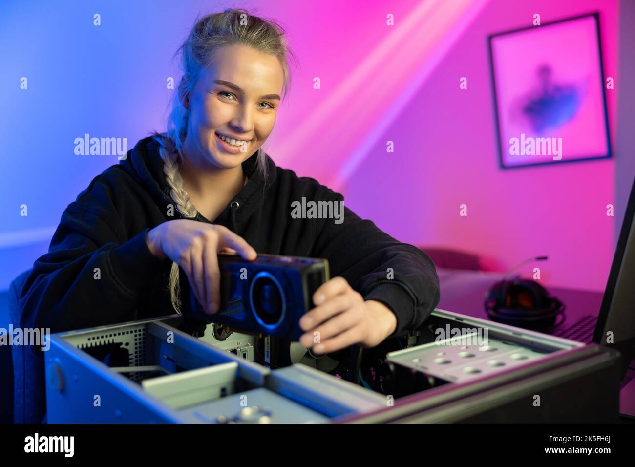 Smiling E-Sport Gamer Girl Installieren einer neuen GPU-Grafikkarte in Ihr Gaming-PC Stockfoto