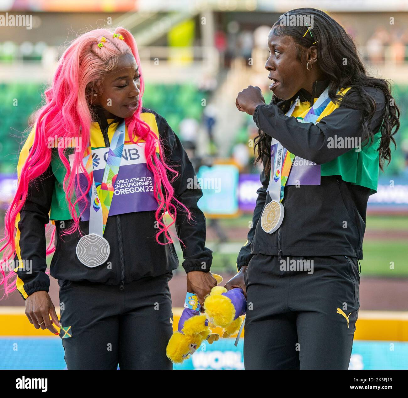 Shelly-Ann Fraser-Pryce und Shericka Jackson aus Jamaika Medaillenübergabe für die Frauen 200m bei den Leichtathletik-Weltmeisterschaften, Hayward Field, E Stockfoto