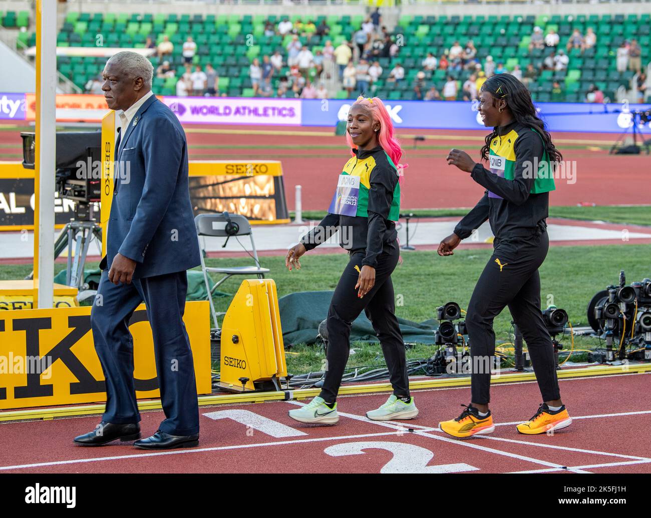 Shelly-Ann Fraser-Pryce und Shericka Jackson aus Jamaika Medaillenübergabe für die Frauen 200m bei den Leichtathletik-Weltmeisterschaften, Hayward Field, E Stockfoto