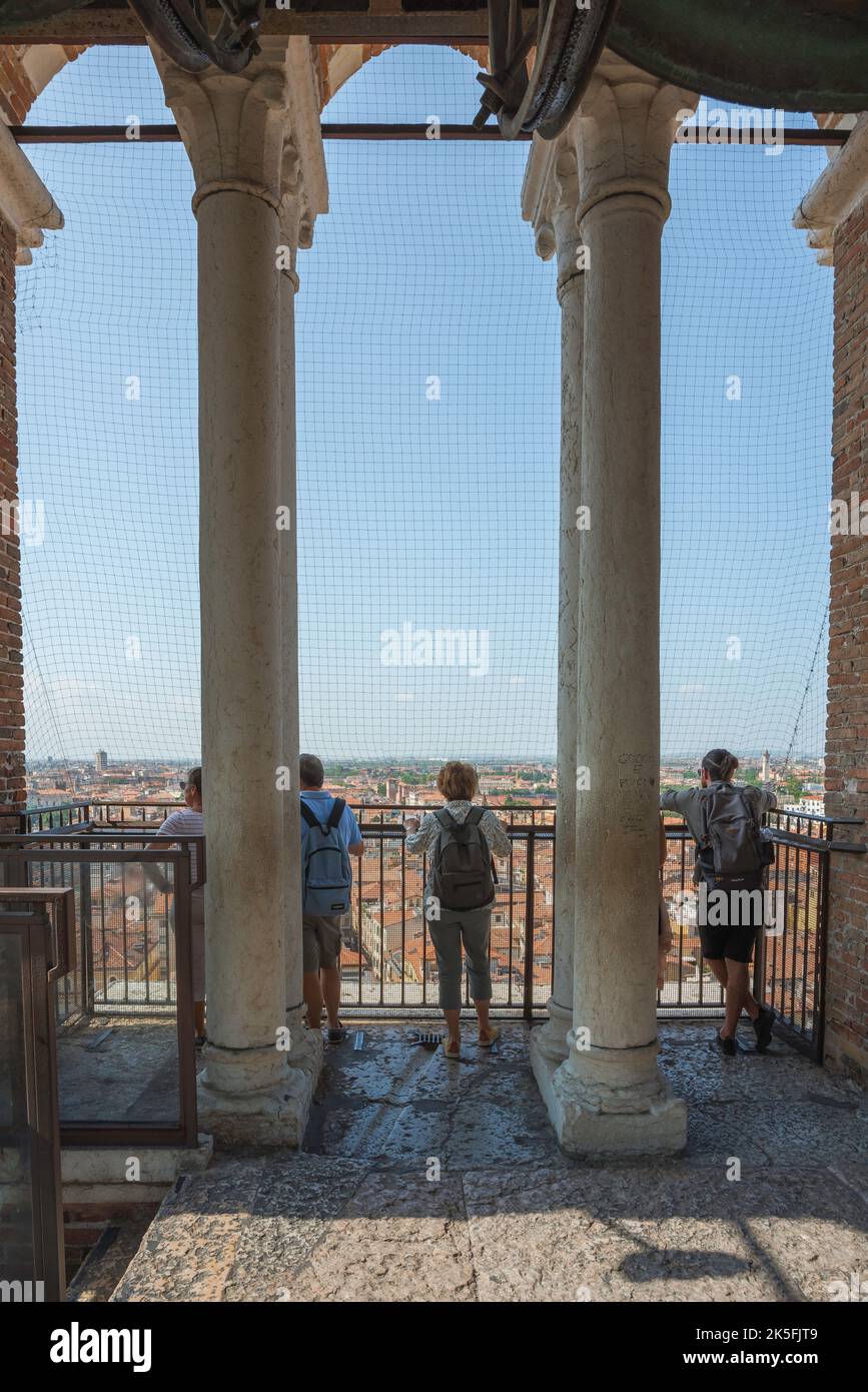 Tourismus in Europa, Blick im Sommer auf die Menschen, die auf dem Gipfel des Lamberti-Turms stehen und auf das historische Zentrum von Verona, Italien, blicken Stockfoto