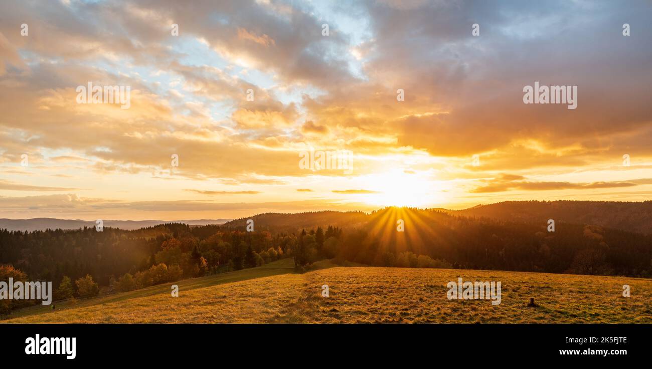 Erstaunlicher Sonnenuntergang vom Gipfel des Solan im Herbst Vsetinske vrchy Gebirges in Tschechien Stockfoto