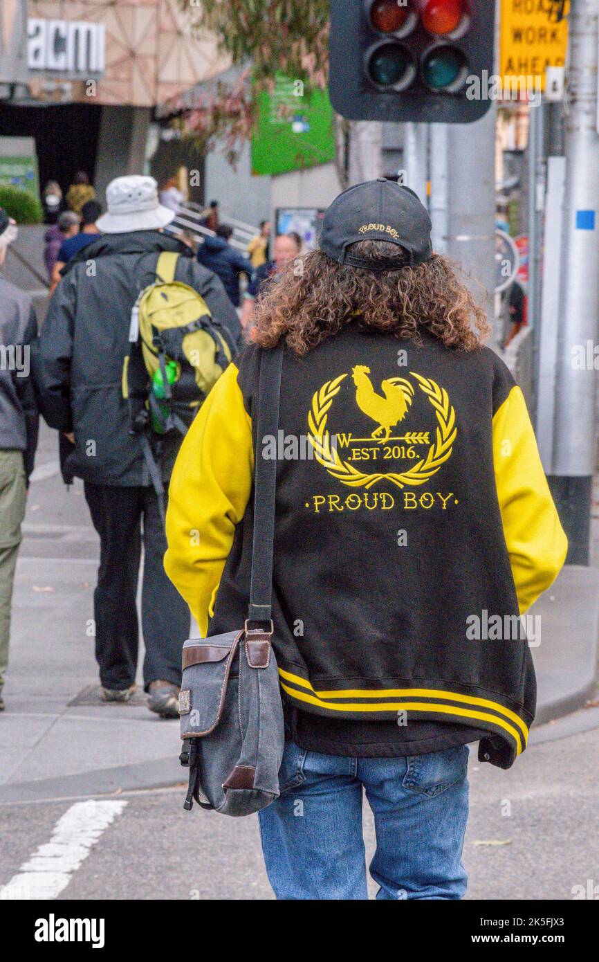 Melbourne, Australien. 08. Oktober 2022. Ein Demonstrator, der eine stolze Jungen-Jacke auf den Straßen von Melbourne trägt. Die Pro-Choice-Demonstranten veranstalteten heute Gegen-Kundgebungen, um gegen den Pro-Life-Protest zu protestieren, der von Bennie Finn, Mitglied des Landtags, in der Nähe des landtags organisiert wurde. Bei den Protesten gab es eine große Anzahl von Polizeiauftritten, die Straßen waren blockiert und die Spannungen waren hoch. (Foto von Michael Currie/SOPA Images/Sipa USA) Quelle: SIPA USA/Alamy Live News Stockfoto