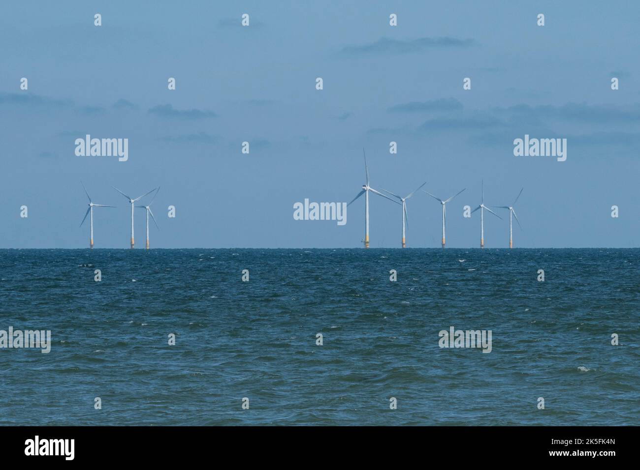 Windturbinen, Teil des Offshore-Windparks Kentish Flats, von Whitstable, Kent, Großbritannien aus gesehen. Stockfoto