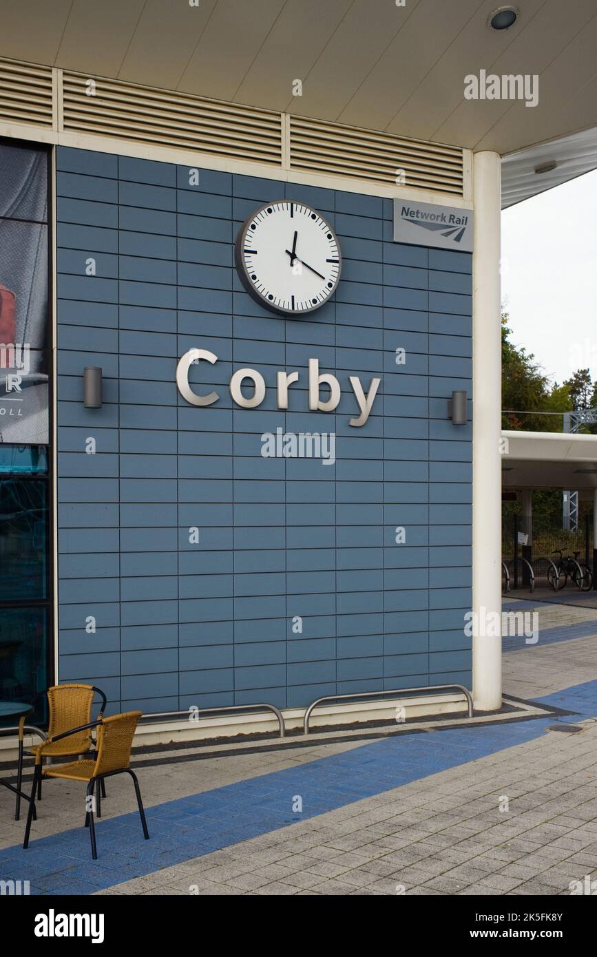 Corby Bahnhof Schild und Uhr Stockfoto