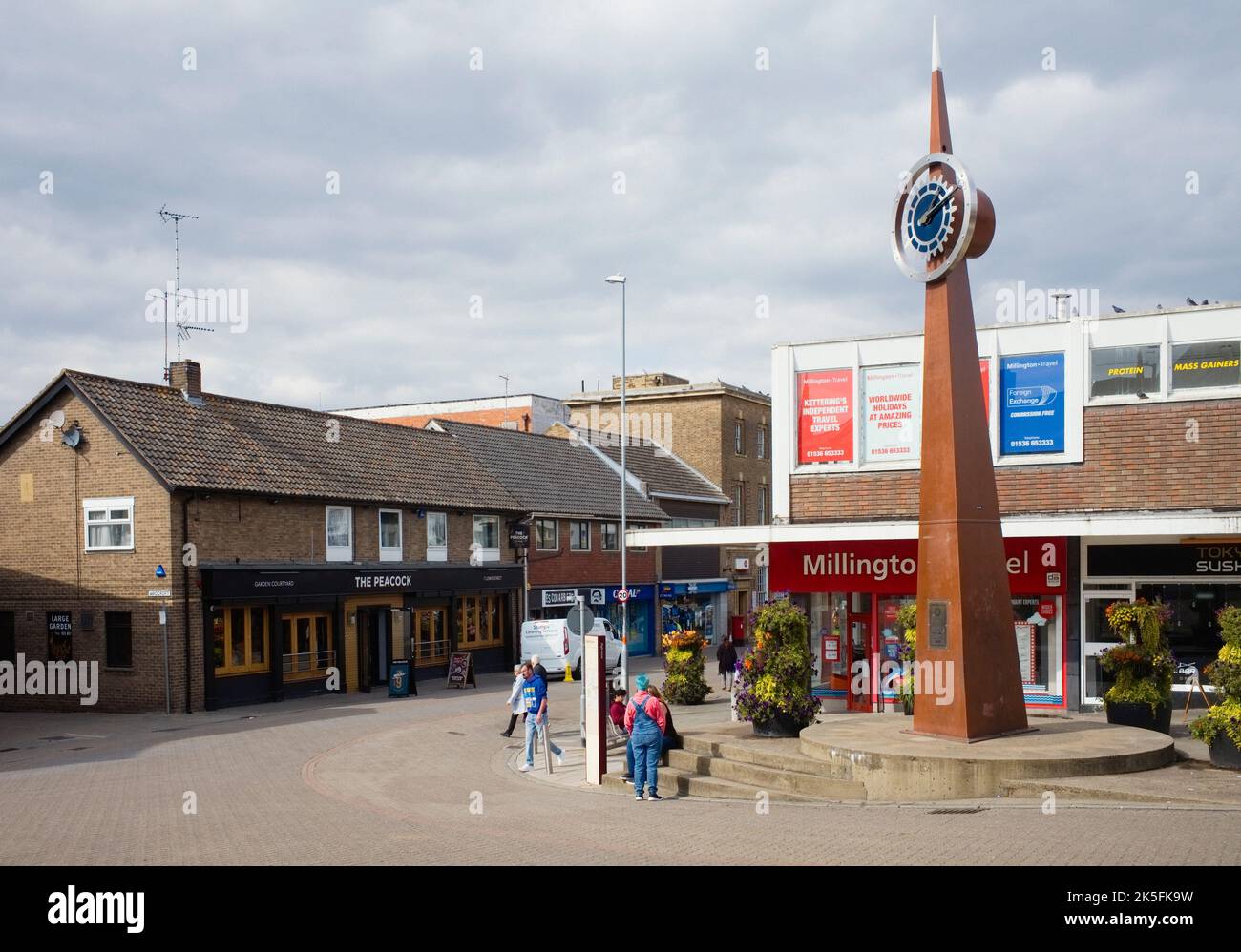Das Zentrum der Stadt Kettering, das den modernen Uhrenturm und die leeren Straßen selbst zur Mittagszeit zeigt Stockfoto