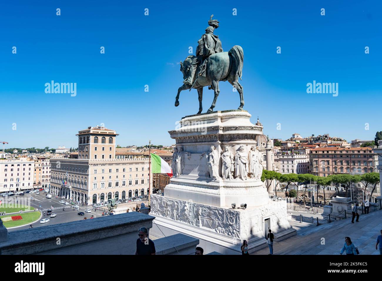 Bronzestatue von Victor Emmanuel II. Von Enrico Chiaradia. Das Victor Emmanuel II. Denkmal, Rom, Italien Stockfoto Bronzestatue von Victor Emmanuel II. Von Enrico Chiaradia. Das Victor Emmanuel II. Denkmal, Rom, Italien Stockfoto