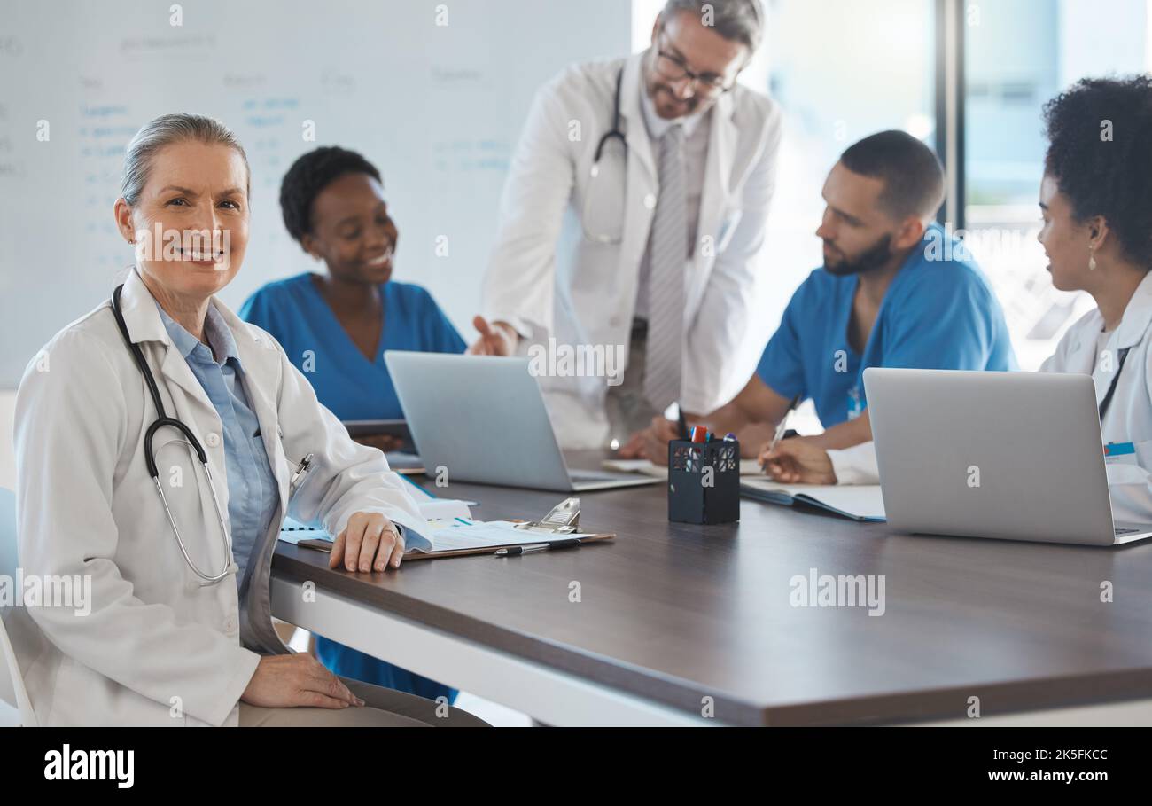 Gesundheitswesen, Medizin und Teamarbeit mit einer Führungskraft oder einem Arzt und einem Team bei einem Treffen für Forschung und Strategie. Zusammenarbeit, Innovation und Medizin Stockfoto