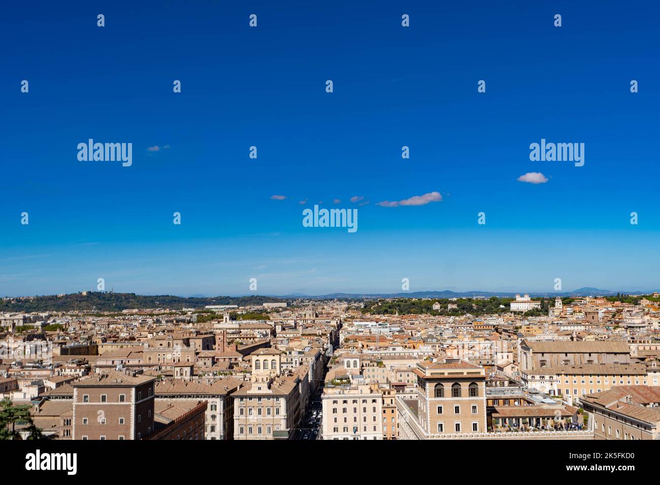 Panoramablick auf Roms historische Stadtlandschaft mit Terrakotta-Dächern unter blauem Himmel Stockfoto Panoramablick auf Roms historische Stadtlandschaft mit Terrakotta-Dächern unter blauem Himmel Stockfoto