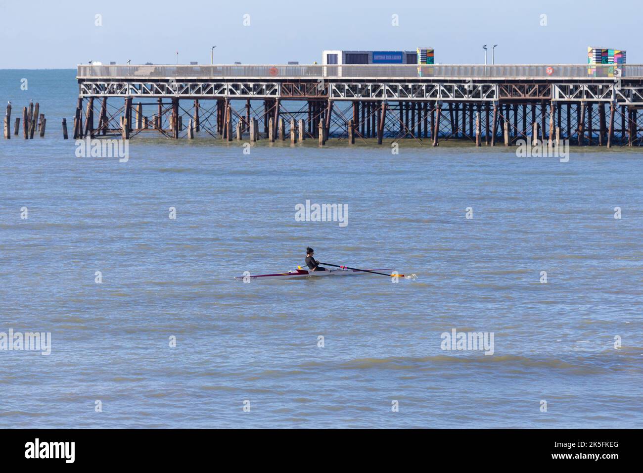 Hastings, East Sussex, Großbritannien. 8. Oktober 2022. UK Wetter: Schöner Start in den Morgen auf der Promenade in Hastings, während die Menschen in der Oktobersonne entspannen. Foto: Paul Lawrenson/Alamy Live News Stockfoto