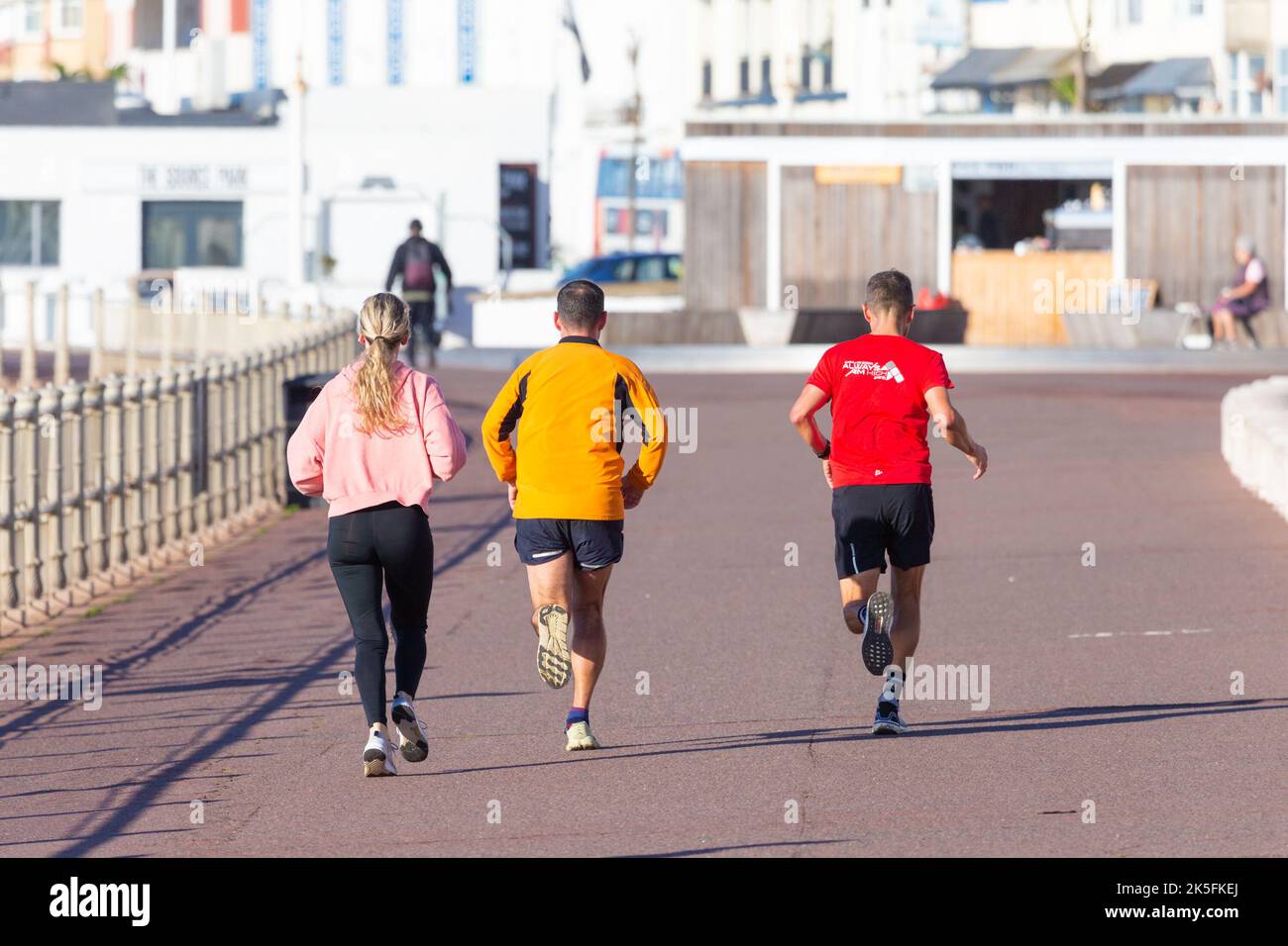 Hastings, East Sussex, Großbritannien. 8. Oktober 2022. UK Wetter: Schöner Start in den Morgen auf der Promenade in Hastings, während die Menschen in der Oktobersonne entspannen. Foto: Paul Lawrenson/Alamy Live News Stockfoto