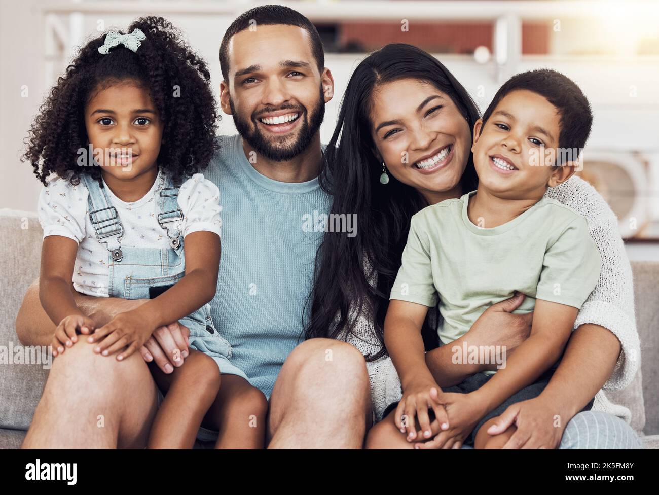 Glücklich, lächelnd und Porträt einer Familie, die sich zu Hause in puerto rico verbindet und entspannt. Glück, Liebe und Eltern ruhen und halten ihre Stockfoto