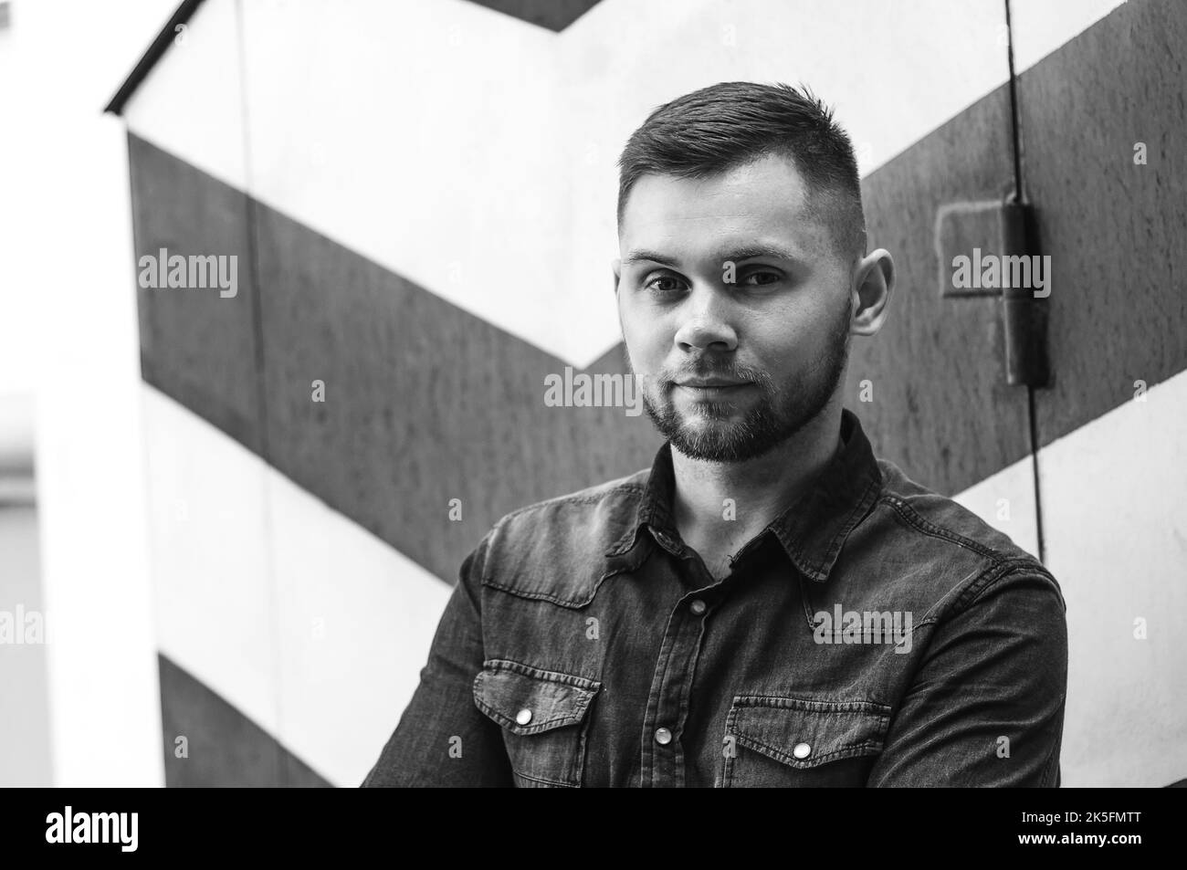 Porträt eines jungen Mannes in Hemd und Hose Stockfoto