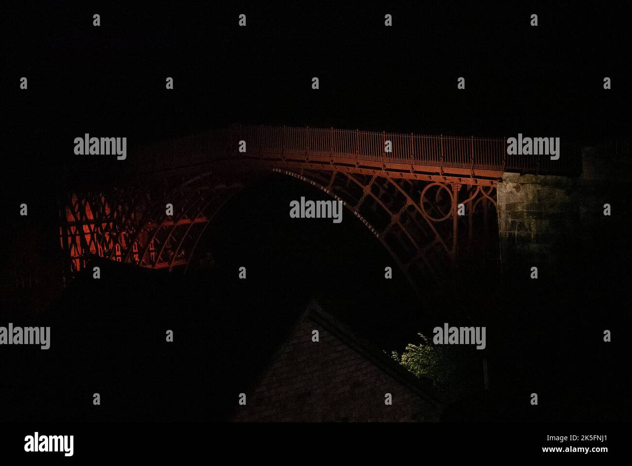 Das Weltkulturerbe ist die Ironbridge, die erste Eisenbrücke der Welt und der Beginn der industriellen Revolution, die von Darby Here Lite bei Nacht gebaut wurde Stockfoto