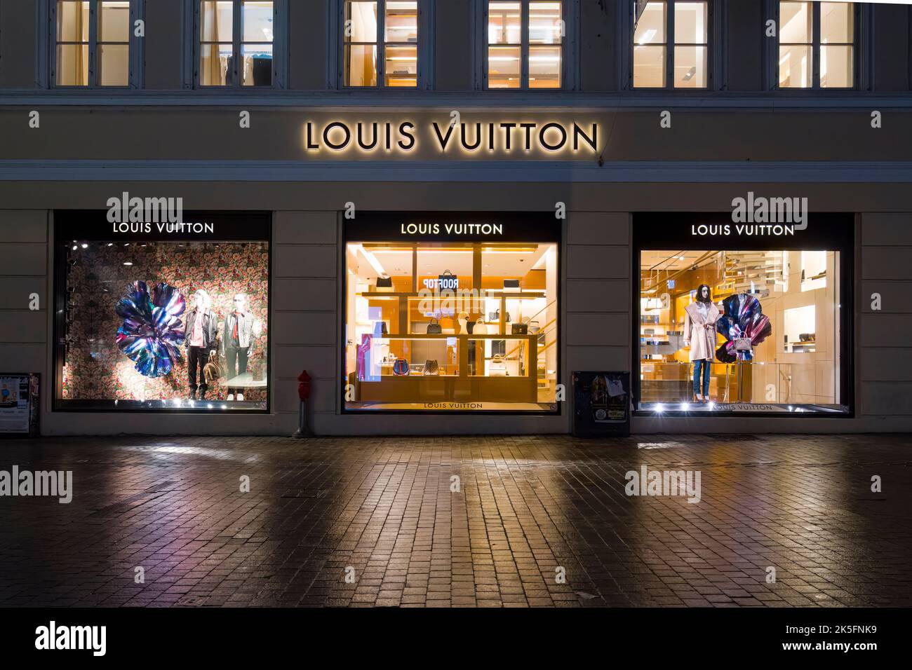 Kopenhagen, Dänemark. Oktober 2022. Außenansicht des Louis Vuitton Markenladens bei Nacht im Stadtzentrum Stockfoto