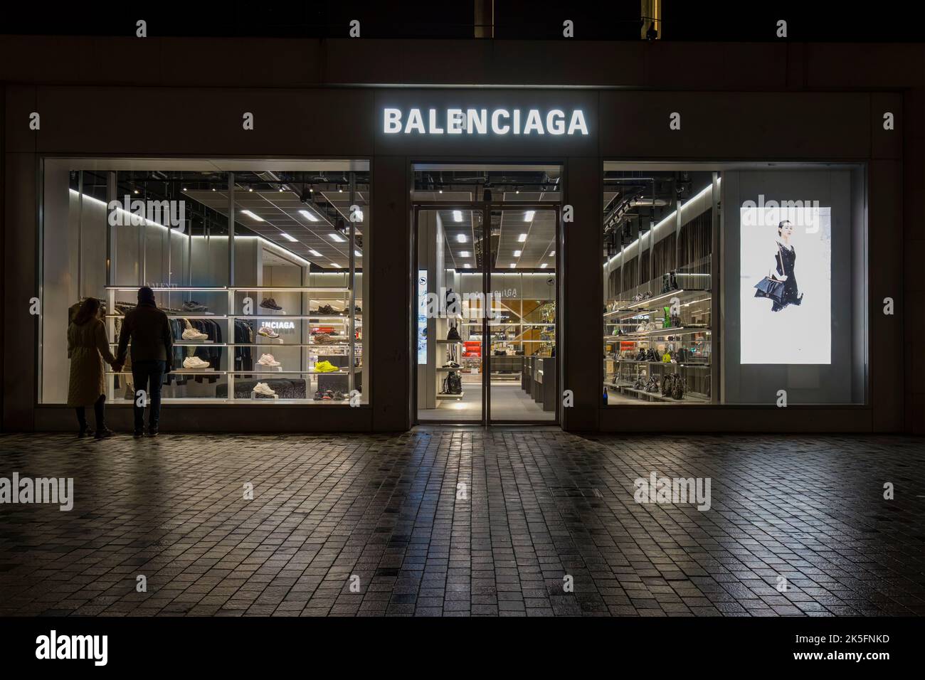 Kopenhagen, Dänemark. Oktober 2022. Außenansicht des Markenladens Balenciaga bei Nacht im Stadtzentrum Stockfoto