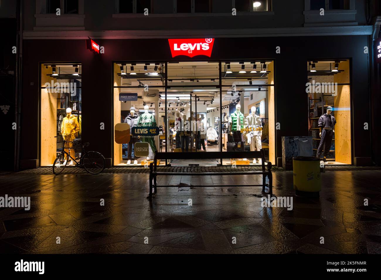 Kopenhagen, Dänemark. Oktober 2022. Außenansicht des Levi's Markenladens bei Nacht im Stadtzentrum Stockfoto