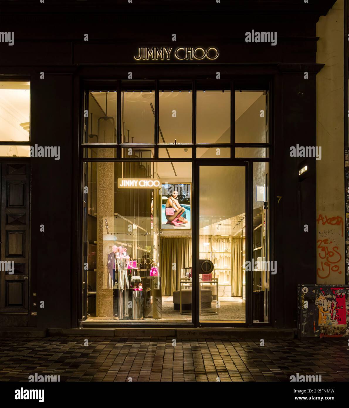 Kopenhagen, Dänemark. Oktober 2022. Außenansicht des Jimmy Choo Markenladens bei Nacht im Stadtzentrum Stockfoto