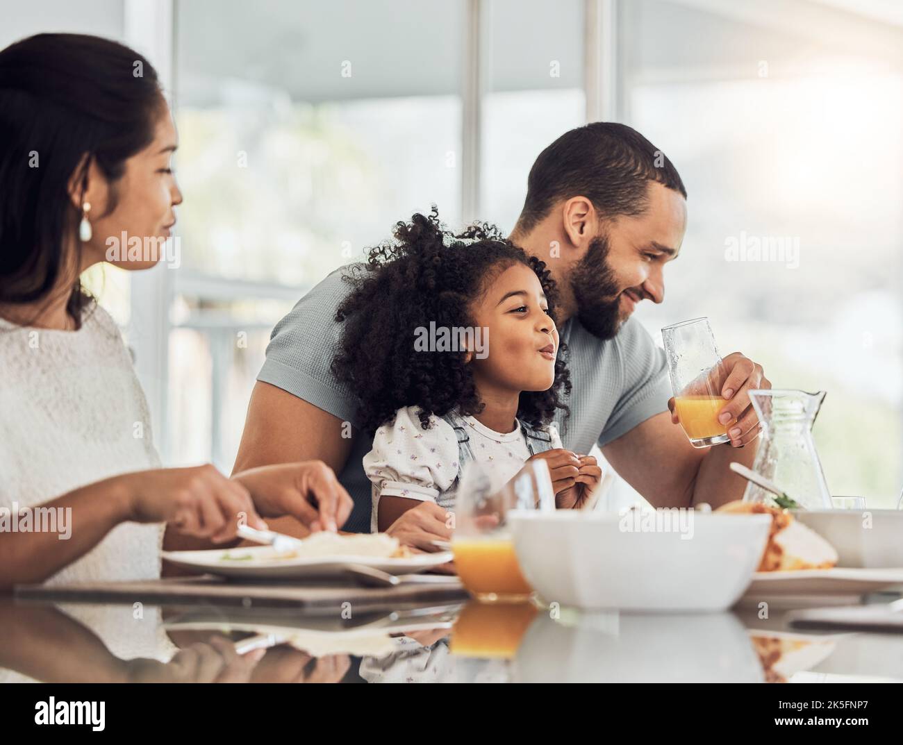 Glückliche Familie, Frühstück und Essen am Tisch zu Hause, reden oder diskutieren zusammen. Liebe, Unterstützung und Comic Mann, Frau und Mädchen Kind lachen, Pflege Stockfoto