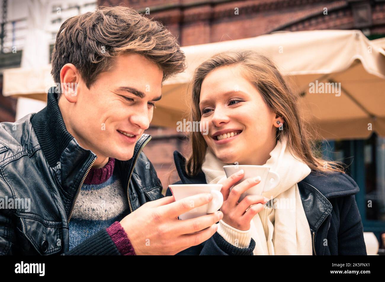 Junges Paar schön genießen eine Tasse Kaffee Stockfoto