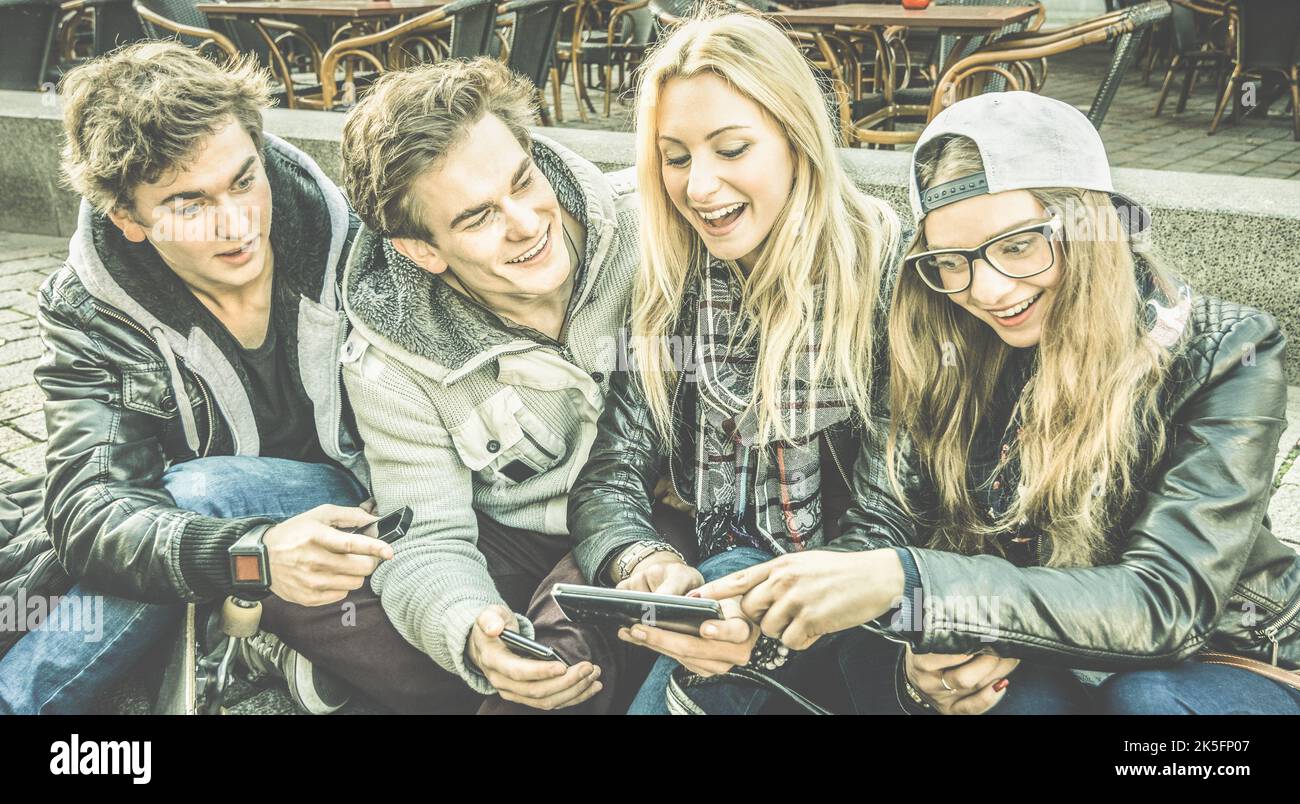 Junge urbane Freunde haben echten Spaß zusammen mit dem Handy - Freundschaft hängen Konzept mit immer verbundenen Menschen auf Technologie interactio Stockfoto