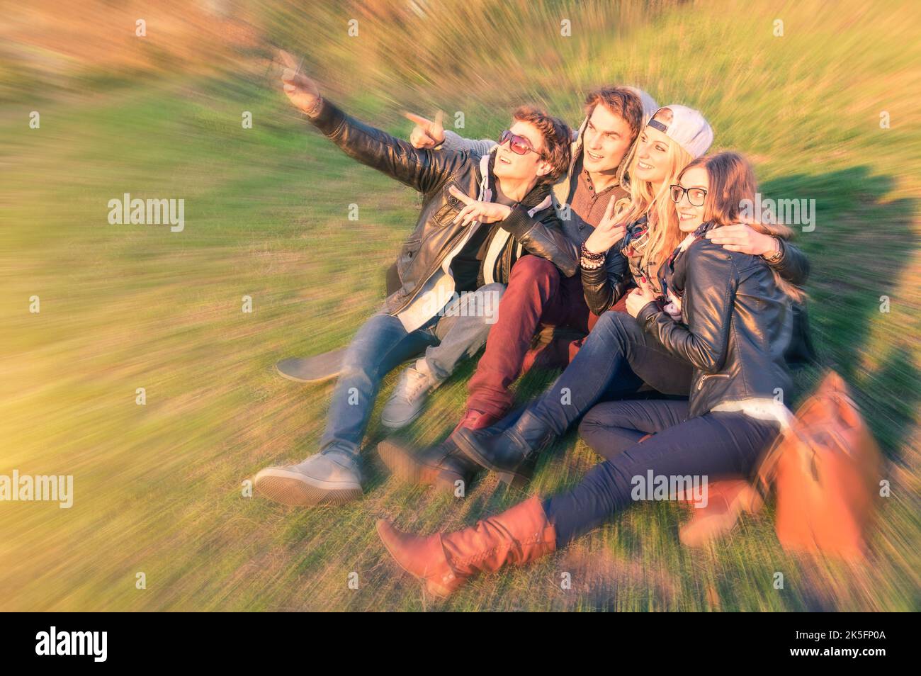 Eine Gruppe junger Hipster-bester Freunde, die ein Selfie im Mauerpark in Berlin machen - Konzept der Freundschaft und des Spaßes mit neuen Trends und Technologie - Urban alte Stockfoto