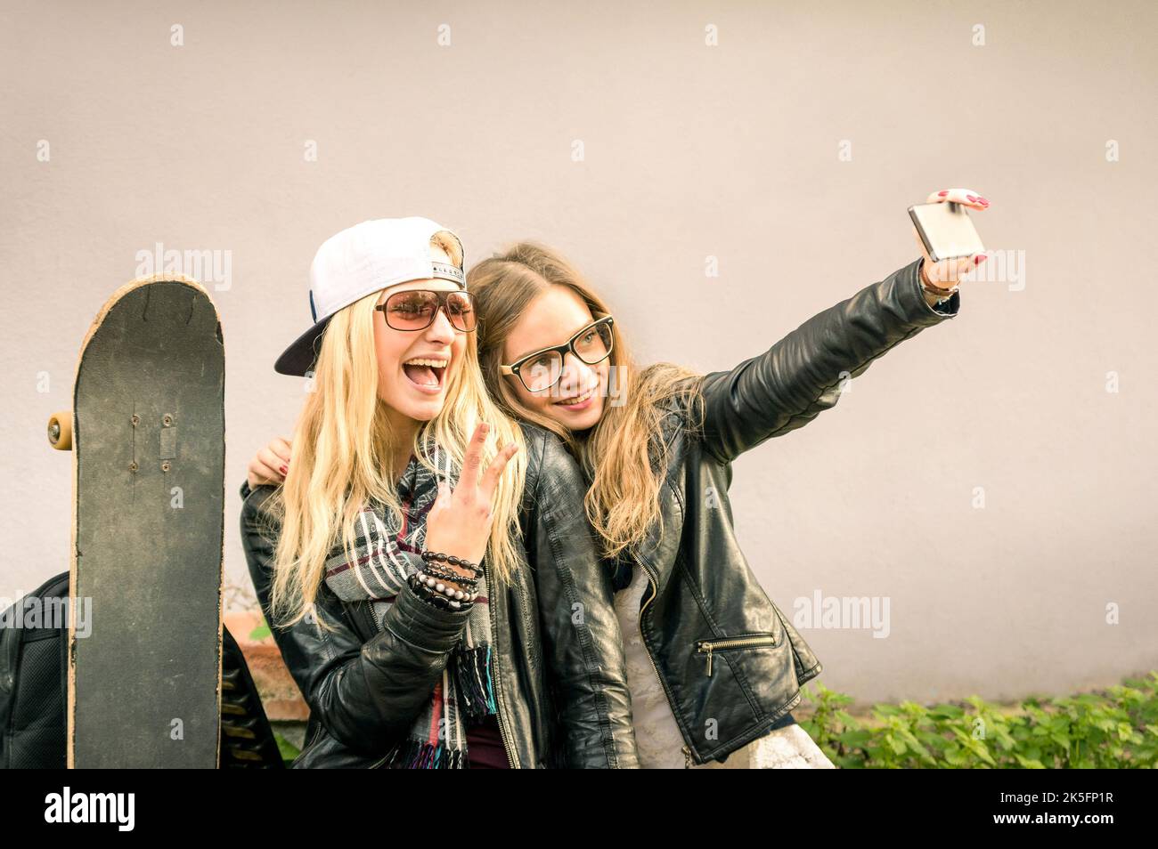Hipster-Freundinnen machen ein Selfie im urbanen Stadtkontext - Konzept der Freundschaft und des Spaßes mit neuen Trends und Technologie - Beste Freundinnen verewigen t Stockfoto
