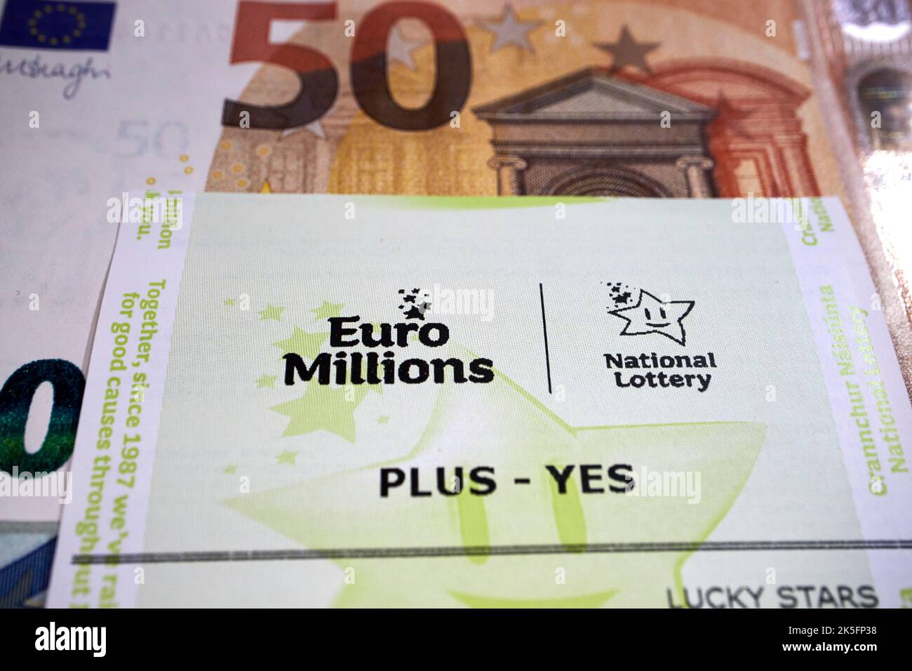 Irische nationale Lotterie euromillions Lotterie-Ticket mit Euro bar Stockfoto