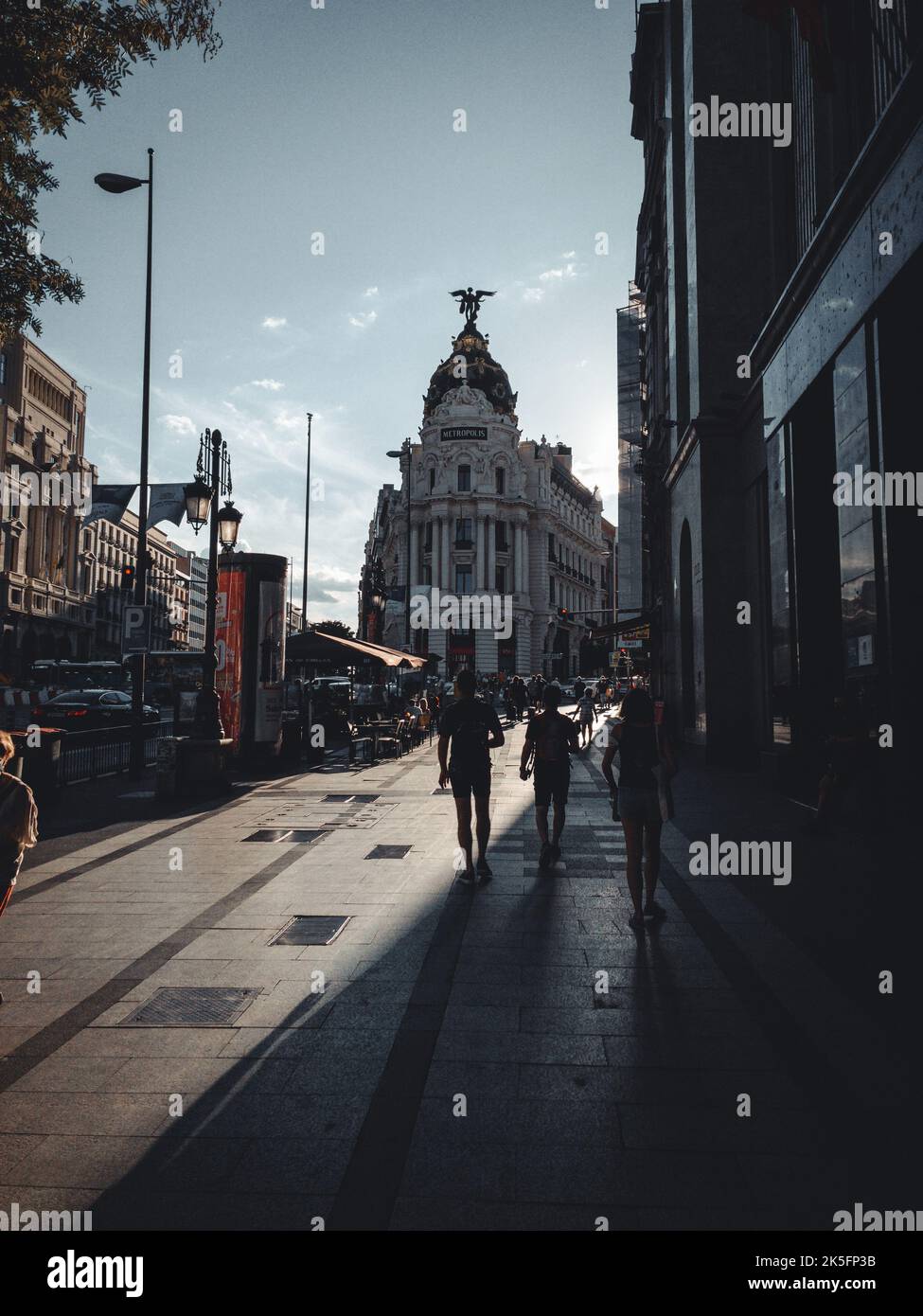 Eine vertikale Aufnahme von Menschen, die in der Nähe moderner Gebäude in Madrid, Spanien, spazieren Stockfoto