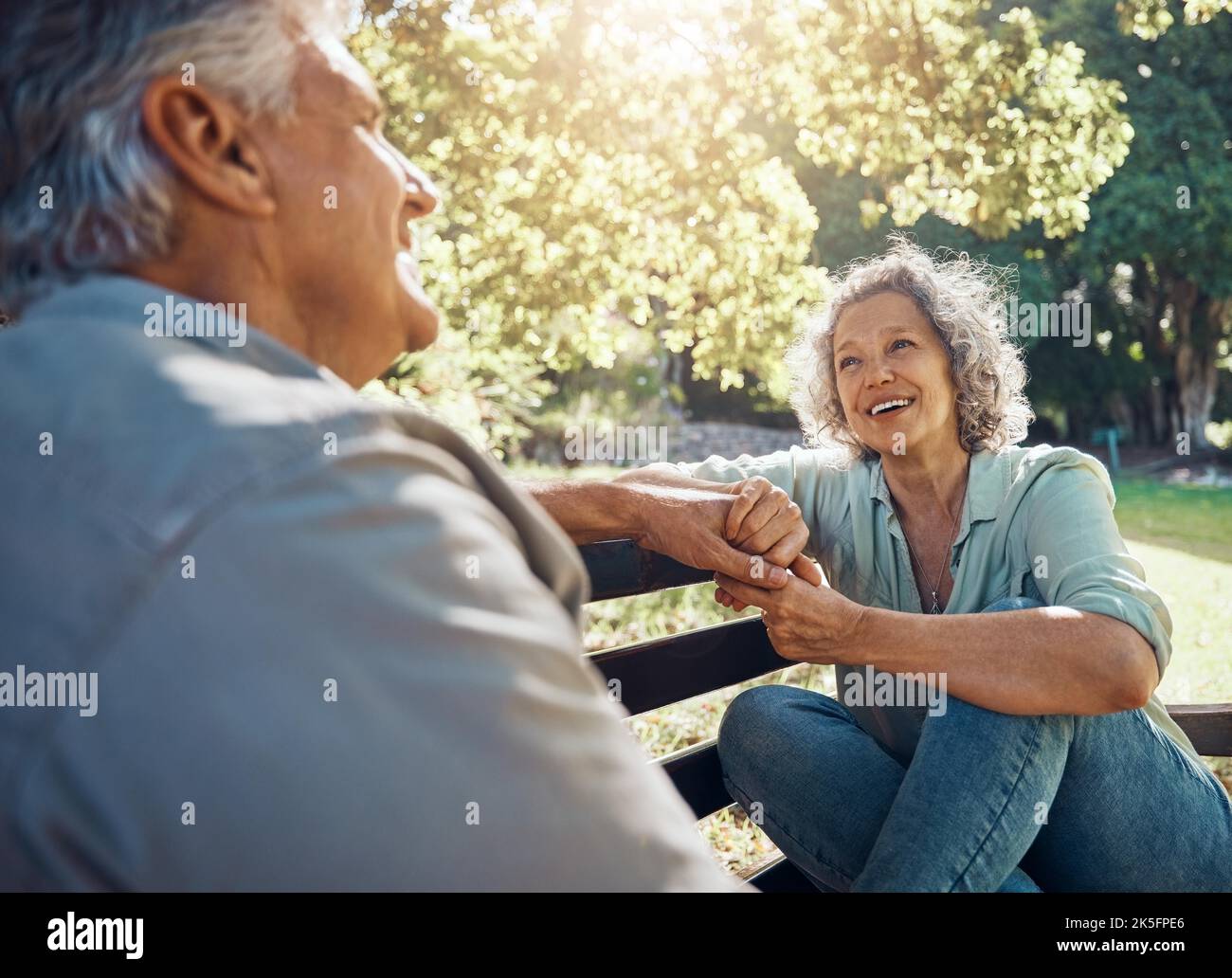 Ältere Menschen, Paare und glücklich auf der Bank im Garten für Gespräche, Bindung und Glück von Bäumen im Sommer. Mann, Frau und Ruhestand zeigen Liebe, entspannen Stockfoto