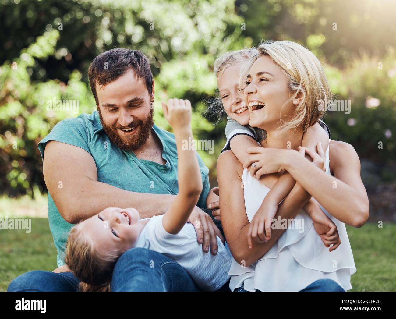 Familie, Kinder und Natur mit spielender Mutter, Kindern und Vater im Park im Sommer, lachen und Spaß zusammen haben. Glücklich, Freiheit und Stockfoto