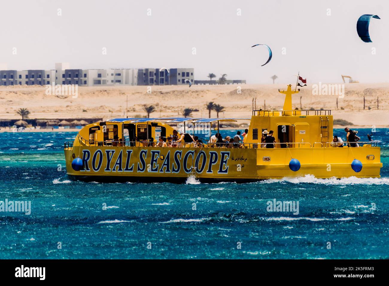 Das Royal Seascope Boot mit Menschen auf der Wasseroberfläche in Hurghada, Ägypten. Stockfoto