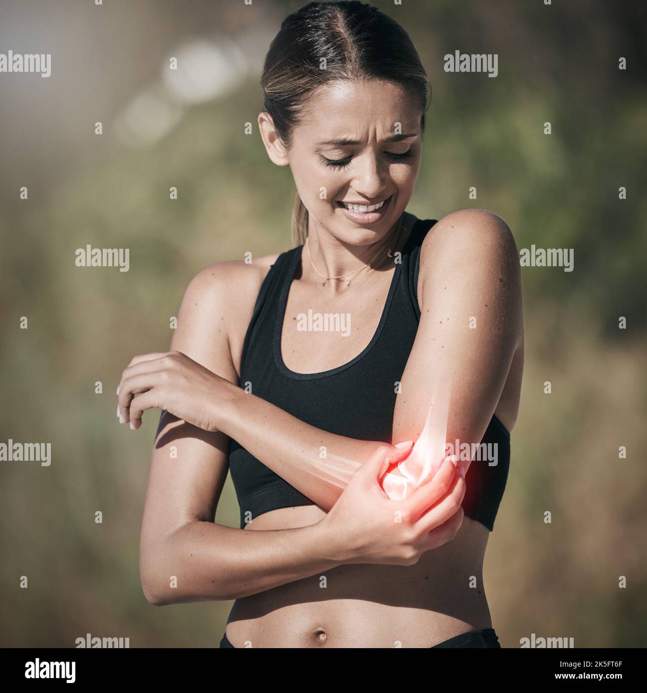 Training Frau und Ellenbogen Schmerzen durch Verletzungen im Gelenk und körperliche Traumata durch intensive Übung. Athlet Mädchen mit schmerzhaften, verletzten und gebrochenen Knochen aus Stockfoto