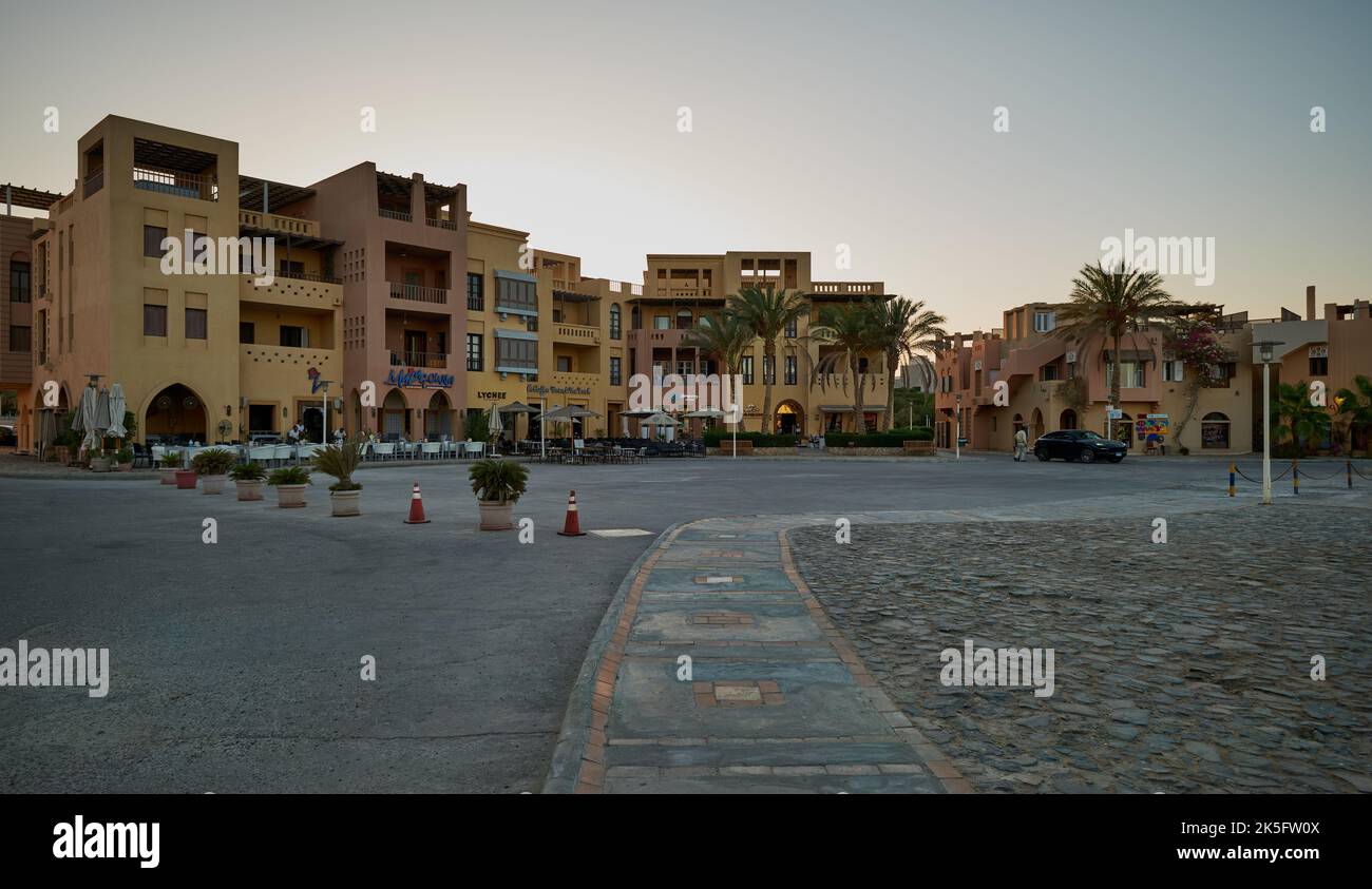 Abu TIG Marina in El Gouna, Ägypten Blick auf den Sonnenuntergang auf der Hauptstraße mit Cafés und Restaurants Stockfoto