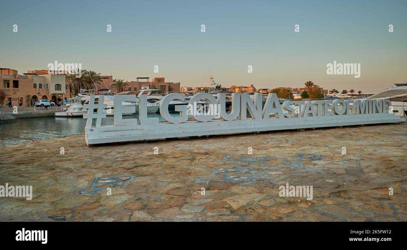 Abu TIG Marina in El Gouna, Hurghada, Red Sea Governorate, Ägypten Tageslichtansicht mit Hashtag El Gouna Stockfoto