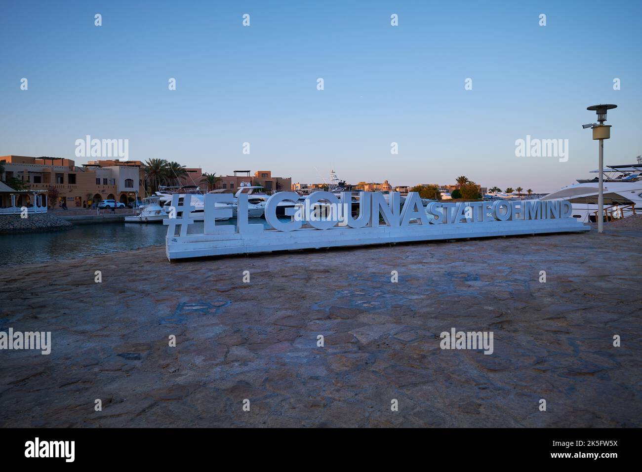 Abu TIG Marina in El Gouna, Hurghada, Red Sea Governorate, Ägypten Tageslichtansicht mit Hashtag El Gouna Stockfoto