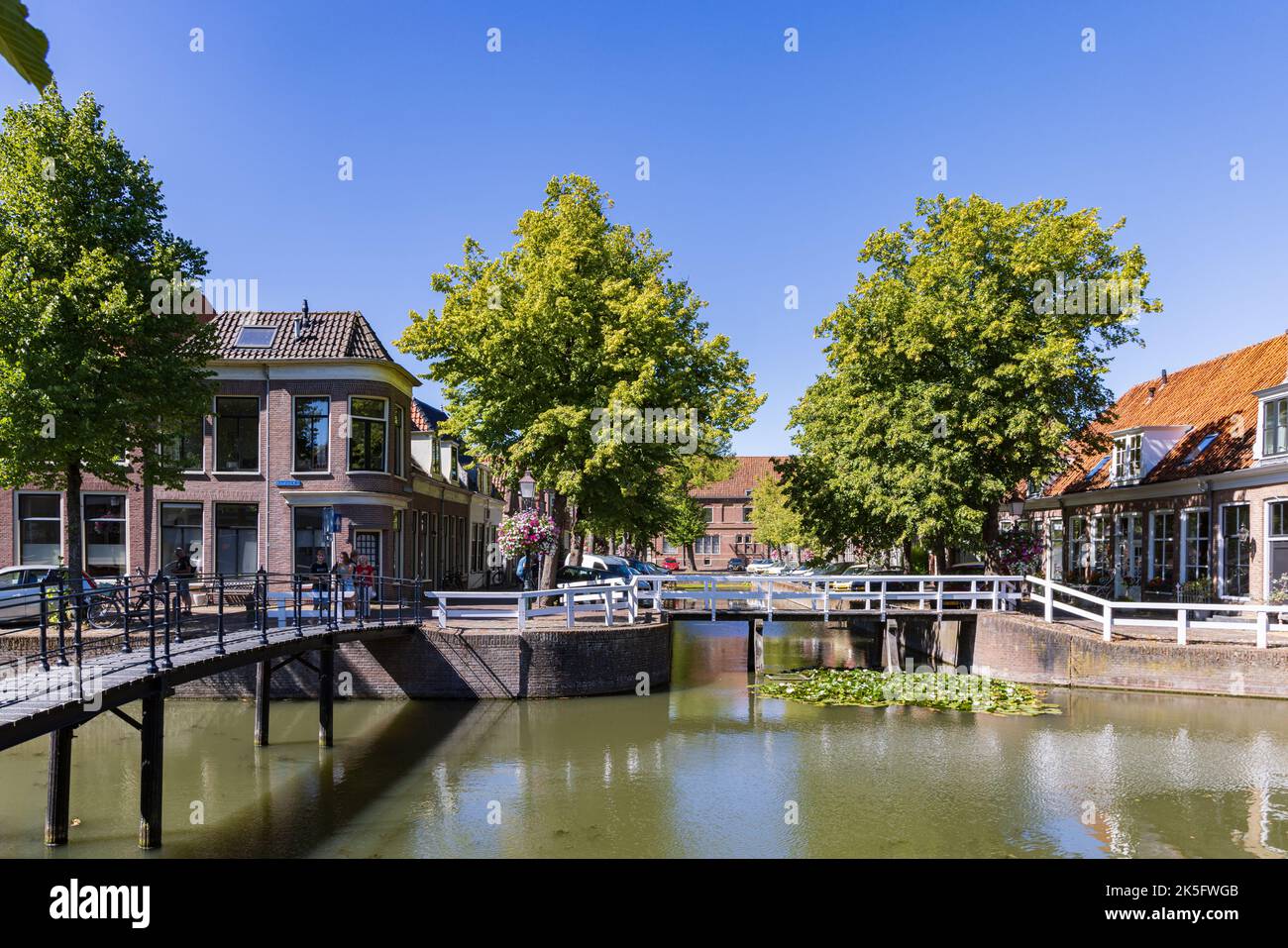 Hoorn Niederlande - 11. August 2022: Stadtbild von Hoorn mit Kanal und Booten im Zentrum von Hoorn Nord-Holland in den Niederlanden Stockfoto