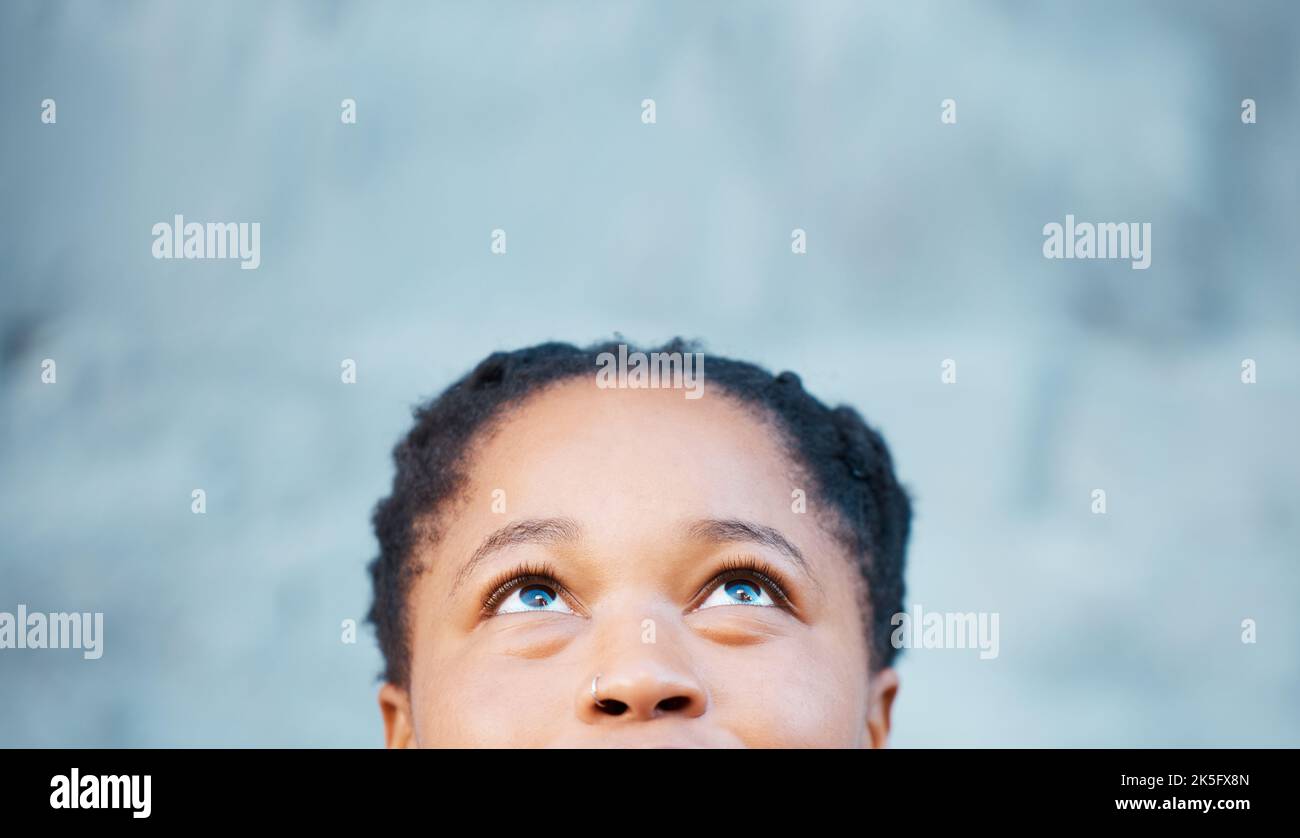Vision, Denken und Gesicht eines Mädchens mit Idee oder Plan für die Zukunft, das Leben oder den Karriereweg. Junge Generation z Person, schwarze Frau oder Teenager-Student mit Stockfoto