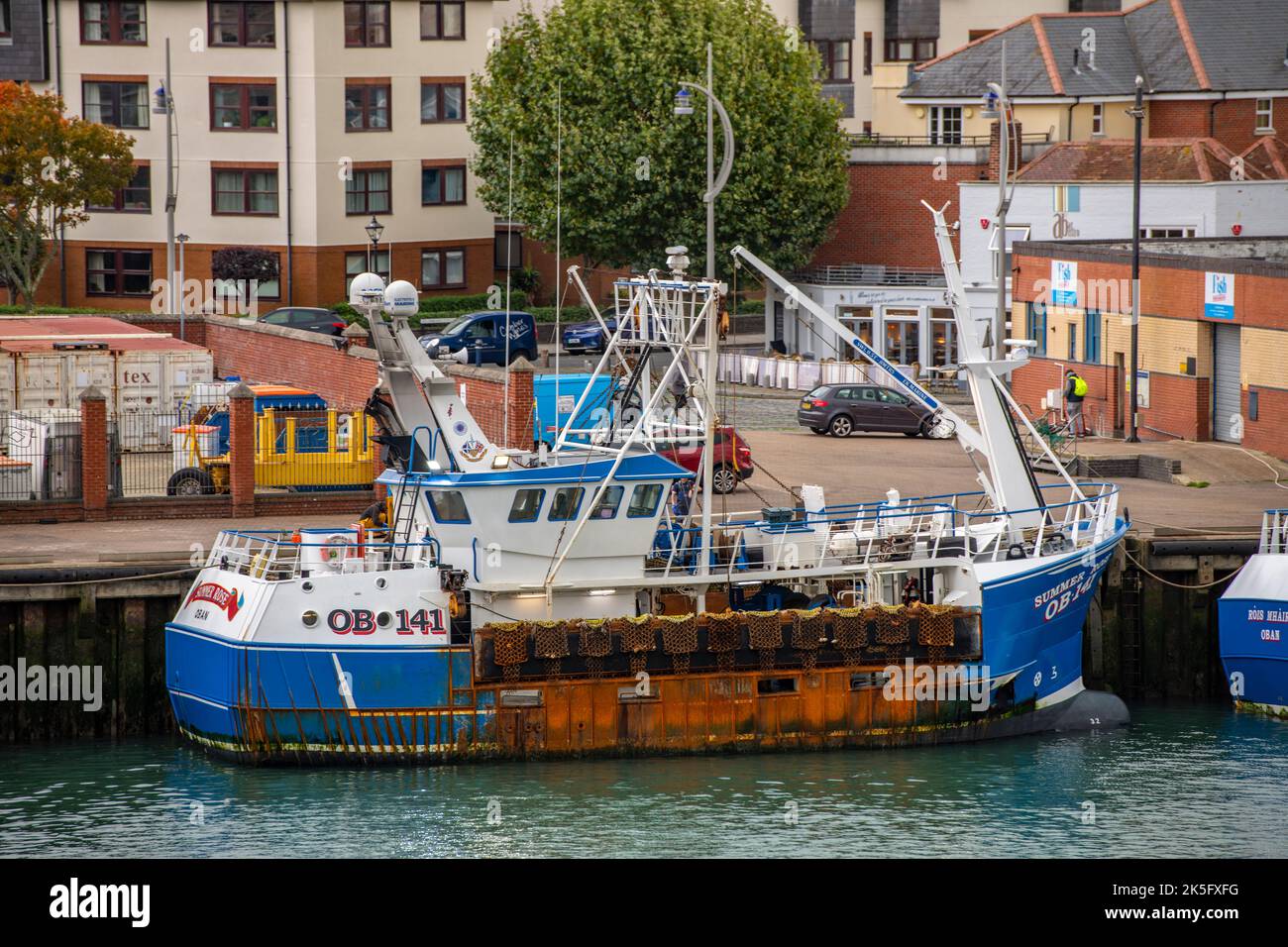 Offshore-Fischtrawler im Hafen von portsmouth, Trawler, der den Fang an einem Angelkai oder Hafen in portsmouth uk auslädt, Offshore-Fischerboot. Stockfoto