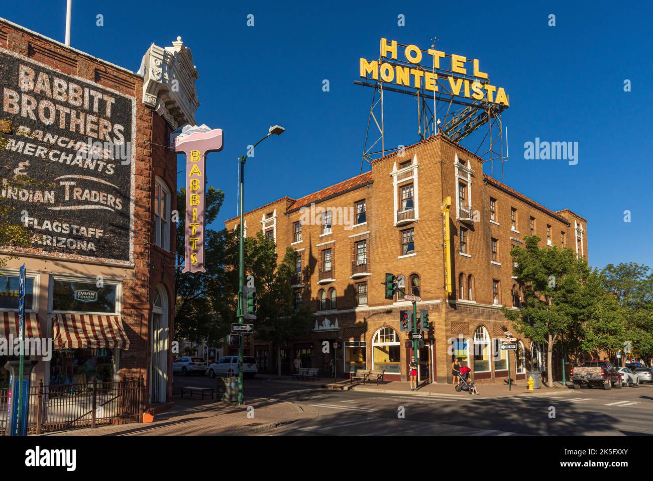 FLAGSTAFF, ARIZONA - 1. SEPTEMBER 2022: Das historische Hotel Monte Vista, erbaut 1927, in der Innenstadt von Flagstaff, AZ Stockfoto