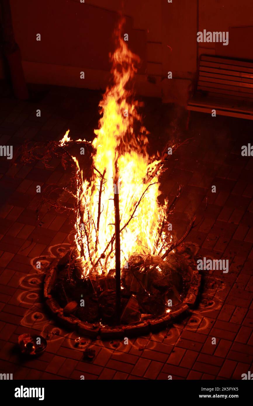 Großes Holzfeuer als Ritual in der hinduistischen Kultur, gefeiert als holika dahan oder Lohri in nordindien Stockfoto