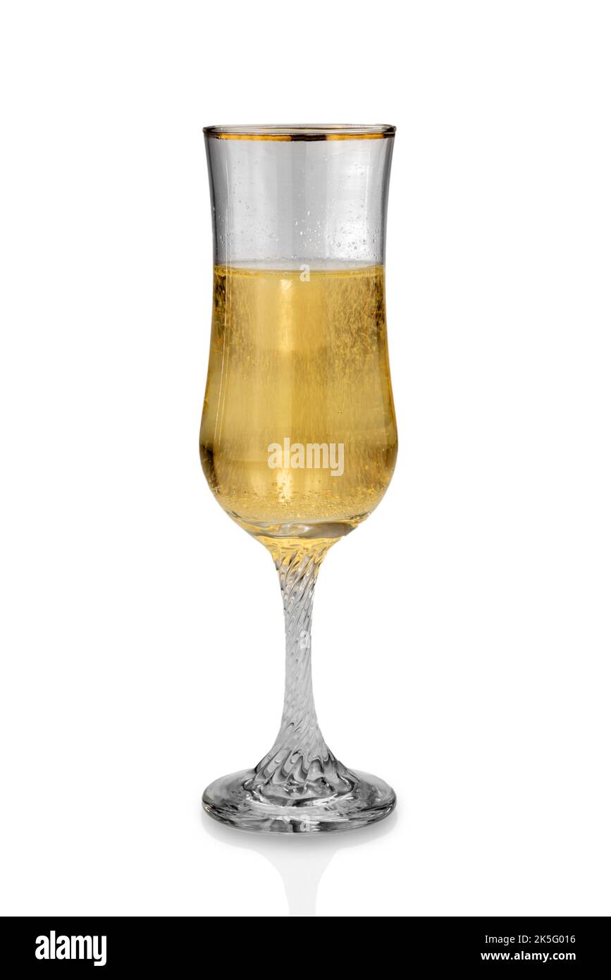 Flöte oder Kelch Trompetenglas mit Champagner oder Sekt isoliert auf weißem, schneidendem Pfad, Vintage-Glas mit Goldfaden Stockfoto