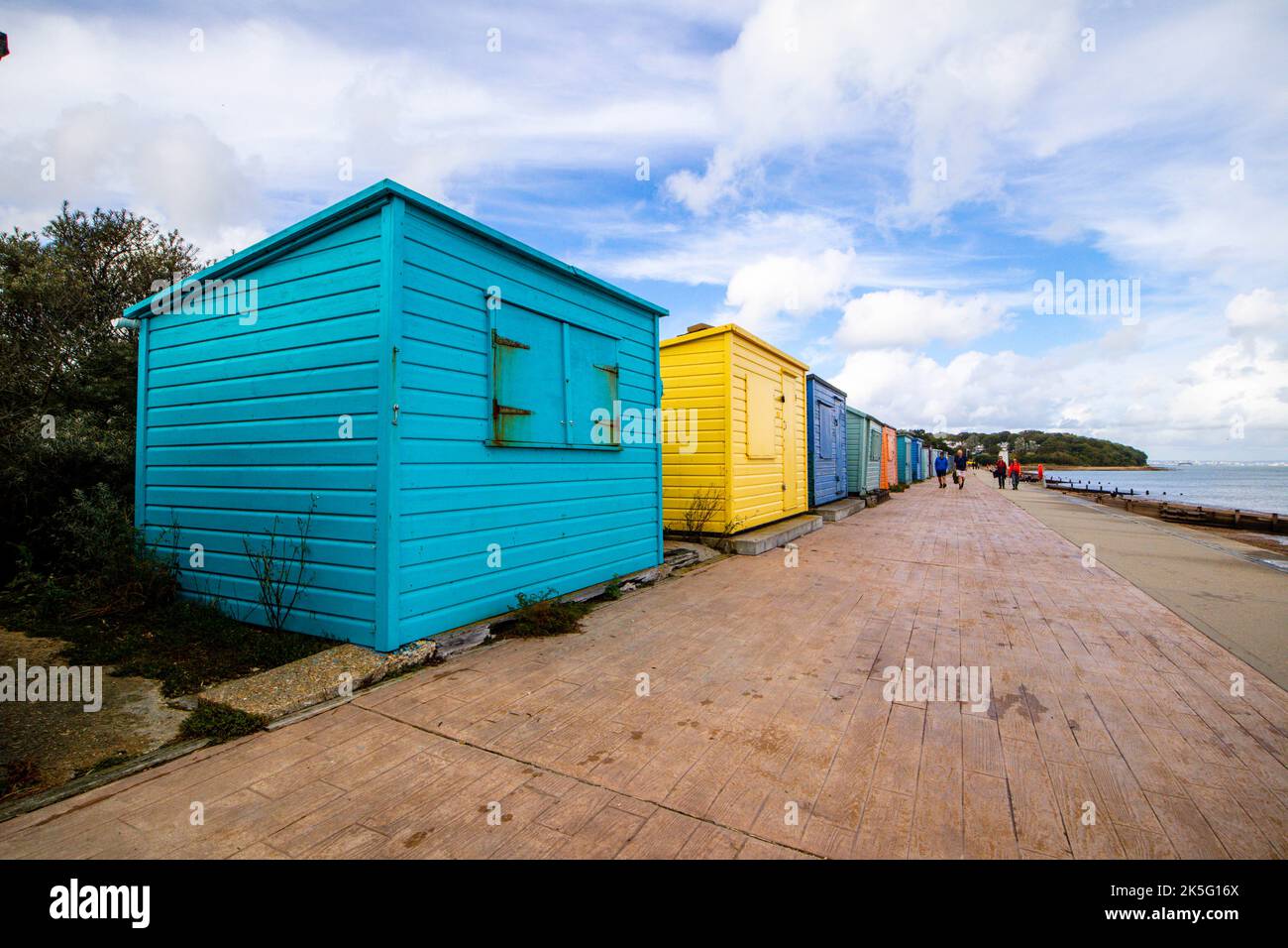 Strandhütten und Promenade in St. Helens Duver, Isle of Wight, England Stockfoto