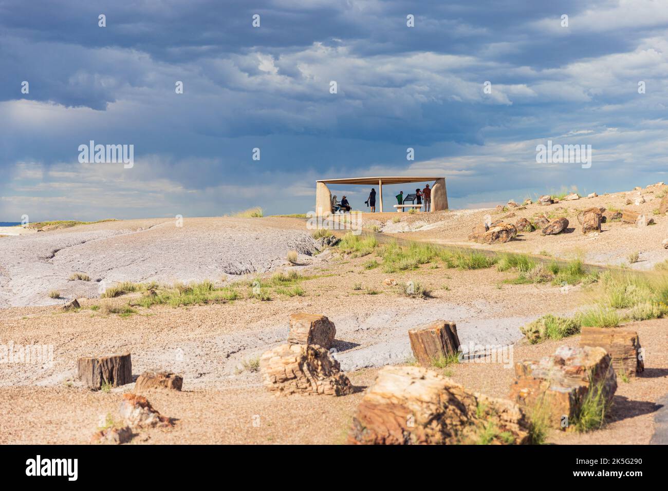PETRIFIED FOREST NATIONAL PARK, ARIZONA - 1. SEPTEMBER 2022: Touristen suchen Schutz im Schatten des Petrified Forest National Park, Arizona, USA Stockfoto