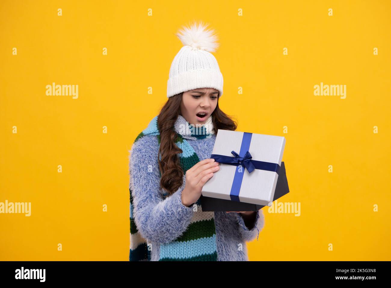 Porträt eines Teenagers Kind Mädchen 12, 13, 14 Jahre alt mit  Weihnachts-Geschenkbox. Teen geben Geburtstagsgeschenk. Wütend Teenager  Mädchen, aufgeregt und unglücklich Stockfotografie - Alamy