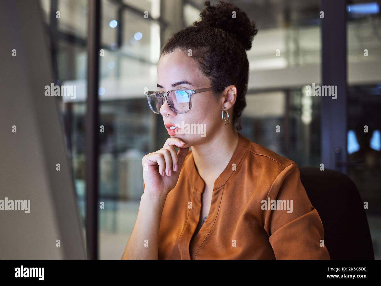 Nachtarbeit, Planung und Geschäftsfrau, die in einem dunklen Büro eine E-Mail über Webdesign liest. Software Worker programmieren, codieren und arbeiten in Stockfoto