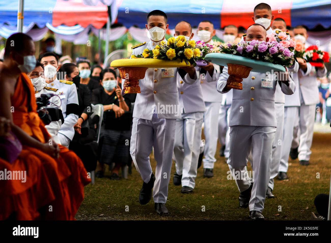 Die Beamten kommen mit Kränzen an, die der thailändische König Maha Vajiralongkorn, Königin 
