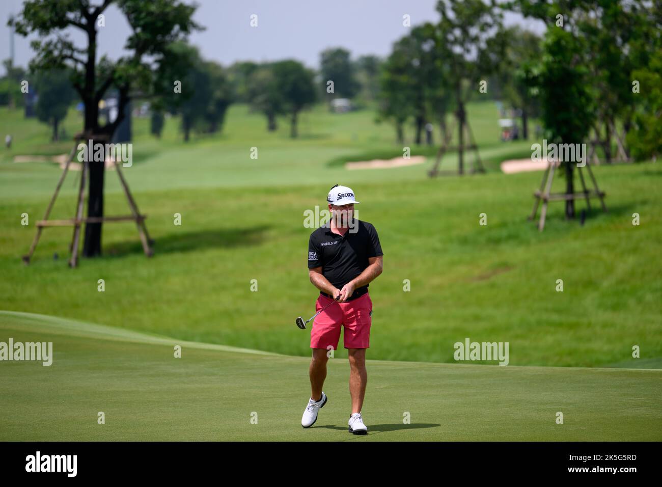 Graeme McDowell aus Nordirland puttet während der 2. Runde des LIV Golf Invitational Bangkok auf dem Stonehill Golf Course in Bangkok, THAILAND, auf Loch 7 Stockfoto