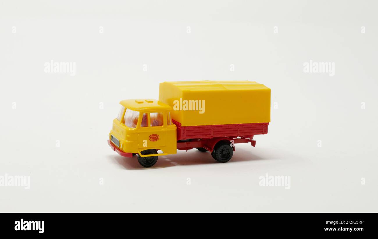 Automodell DDR Robur LO 3000 Pritsche mit Plane MINOL, Masstab 1/87 ...