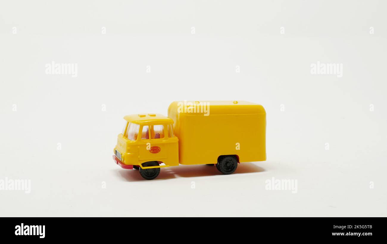 Automodell DDR Robur LO 3000 Rundkoffer MINOL, Masstab 1/87 ...